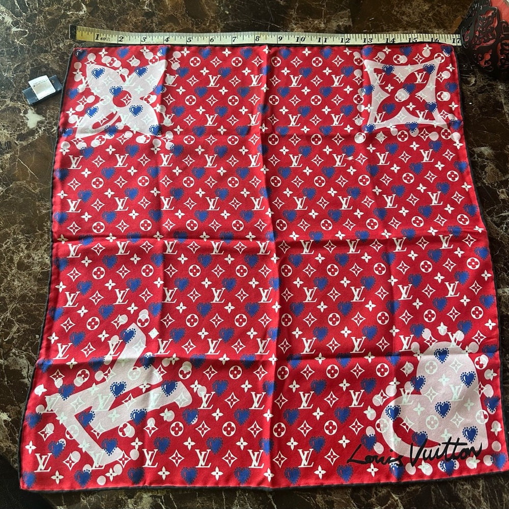 Louis Vuitton     I LV U.   17”x17”